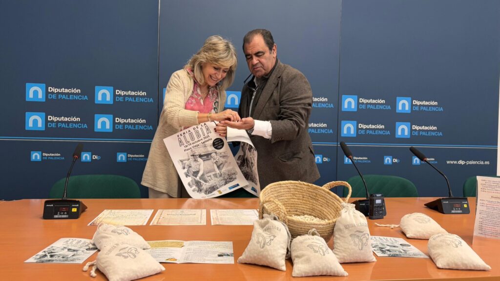 La vicepresidenta primera de la Diputación, Maria José de la Fuente junto al alcalde de Saldaña, Adolfo Palacios, en la presentación de la feria de la alubia. Fotografía: Daniel V.
