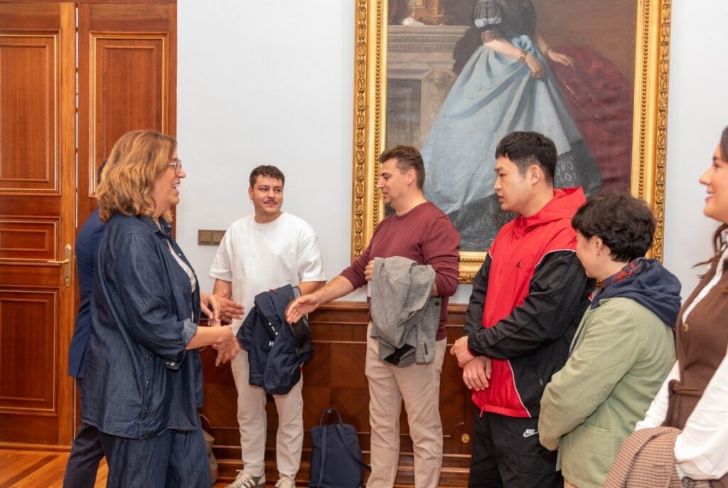 La presidenta de la Diputación de Palencia, Ángeles Armisén, junto al diputado de Desarrollo Socioeconómico, Francisco Pérez y la responsable de ICEX en Castilla y León, Lidia Rodríguez con integrantes de la misión inversa